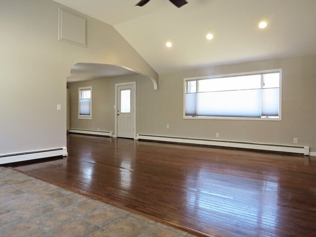 Building Photo - Completely Updated Ranch