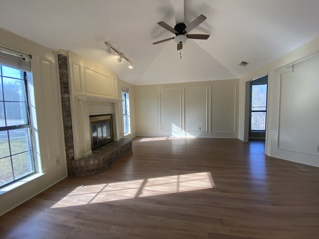 Building Photo - 1220 N Slope