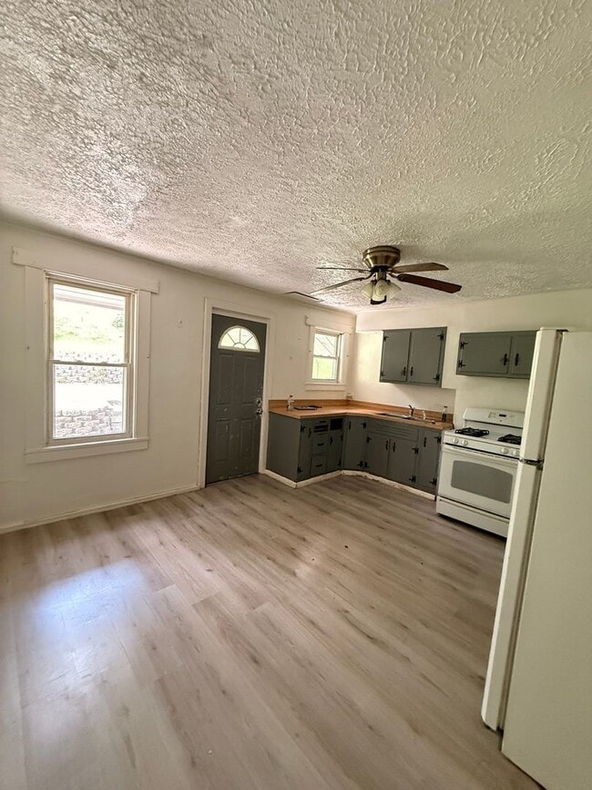 2 Bedroom 1 Bathroom Townhouse For Rent - 2 Bedroom 1 Bathroom Townhouse For Rent