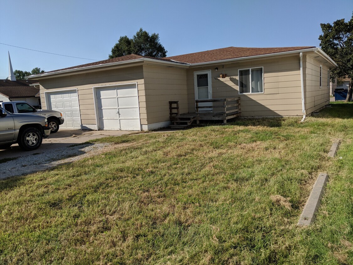 1632 W Military Ave, Fremont, NE 68025 Townhome Rentals in Fremont NE