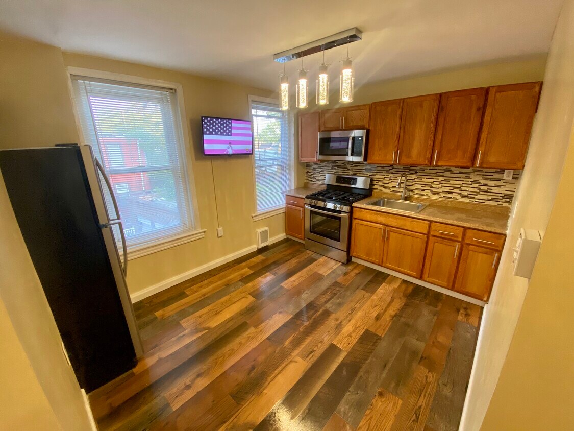 Primary Photo - 1520 W Champlost Ave