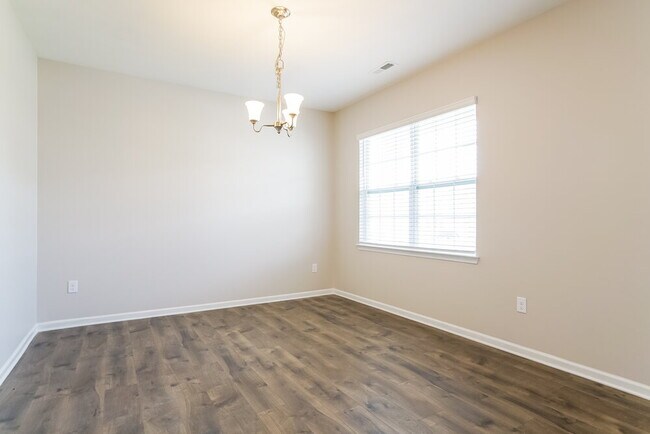 Foto del edificio - 674 River Dell Townes Ave