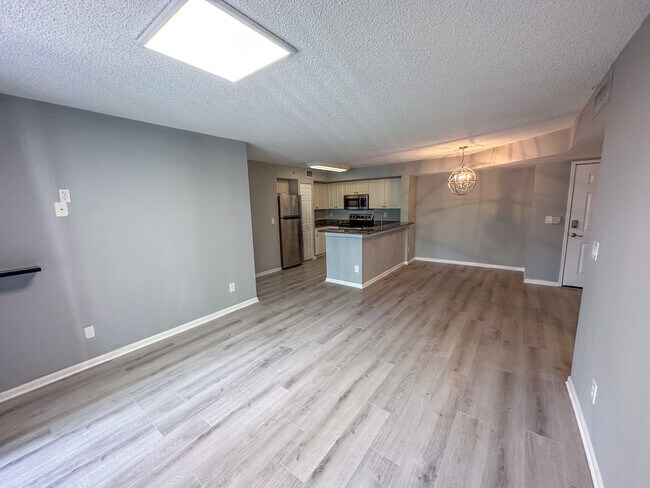 Foto del edificio - 1250 Wildwood Lakes Blvd