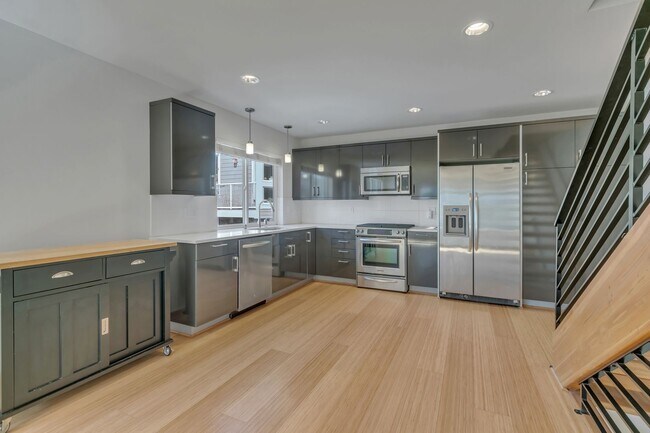 Building Photo - Modern 3 Bedroom Townhouse with Private Pa...