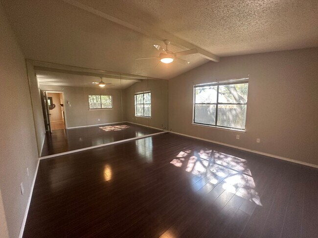 Foto del edificio - SFH -   OFF PARMER / McNEIL AREA - CALL FO...