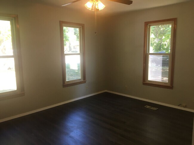 Building Photo - $1100 - 3 bed 1 bath - Single Family Home