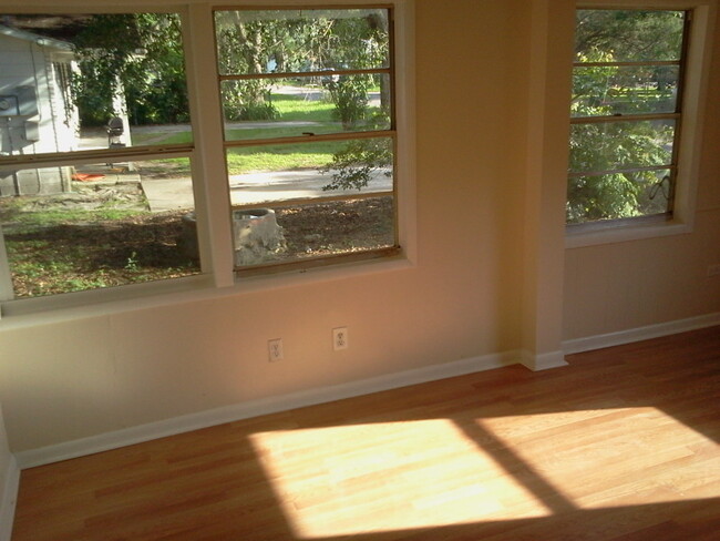 Foto del edificio - Large 3BR/1BA Zephyrhills Home with Covere...