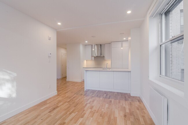 Building Photo - 5530 Chem. de la Côte St Luc