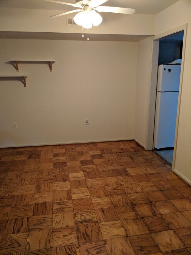 Building Photo - Regent Square Townhouse, Rockville MD