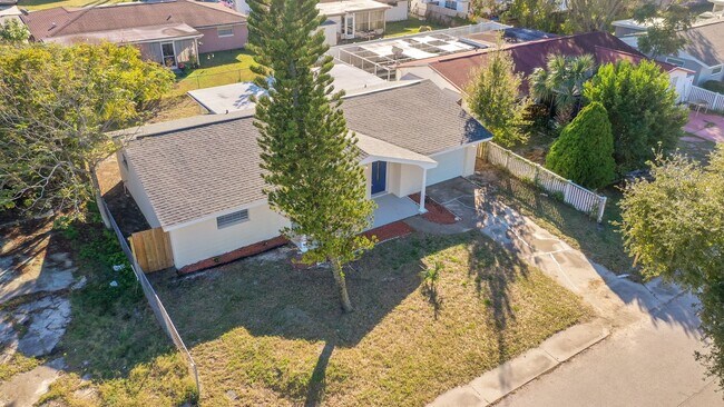Building Photo - NEWLY RENOVATED 3/2/1 1325 sq ft, with ren...