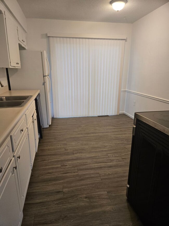 Building Photo - Huge 1/2 Duplex in Olathe