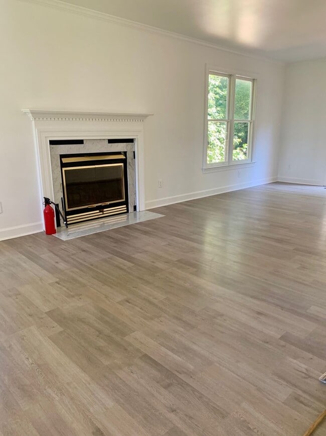 Building Photo - Two-Story Cape Cod- 3 Bed 2 Bath Greensbor...