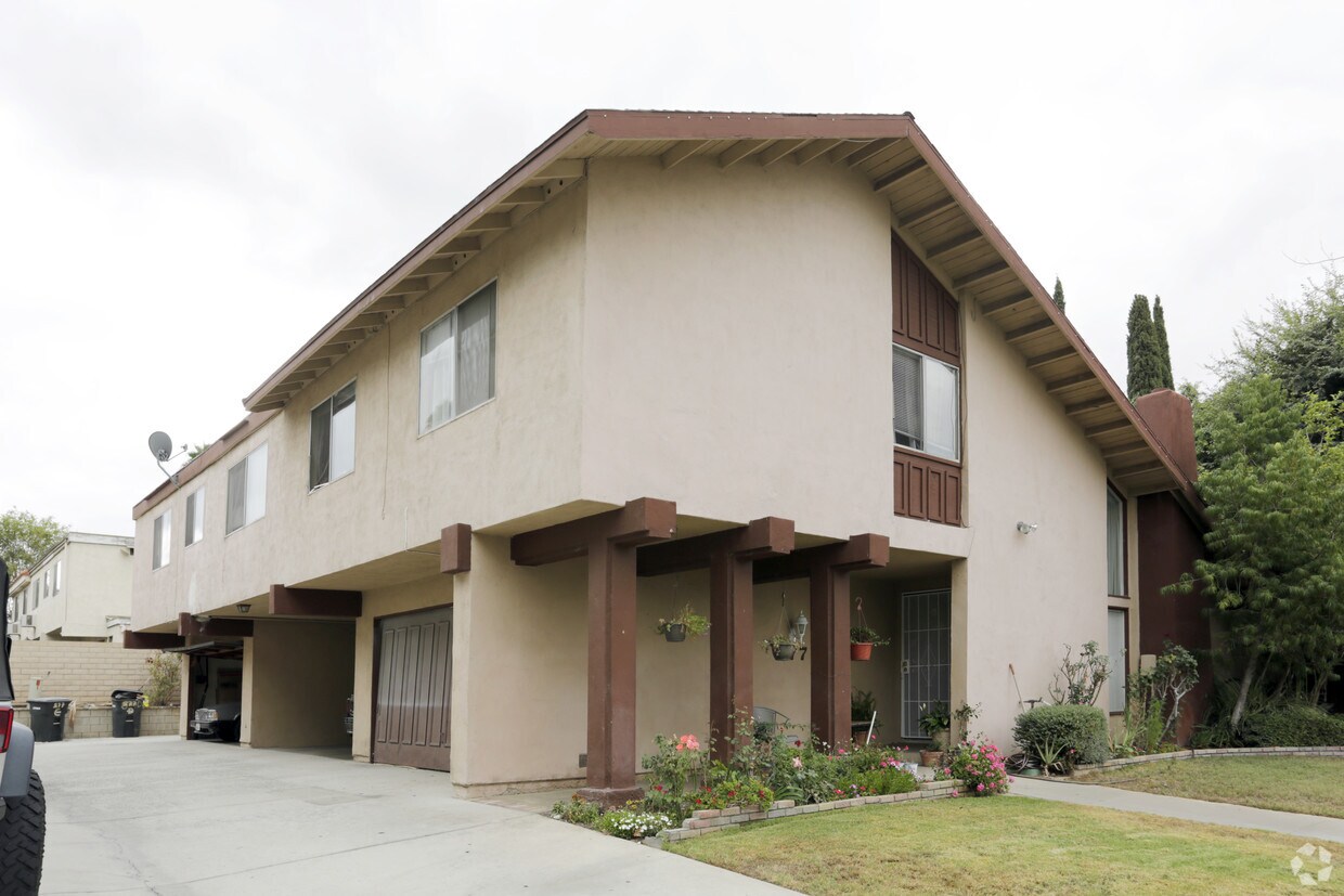 Foto principal - 877 N Adele St