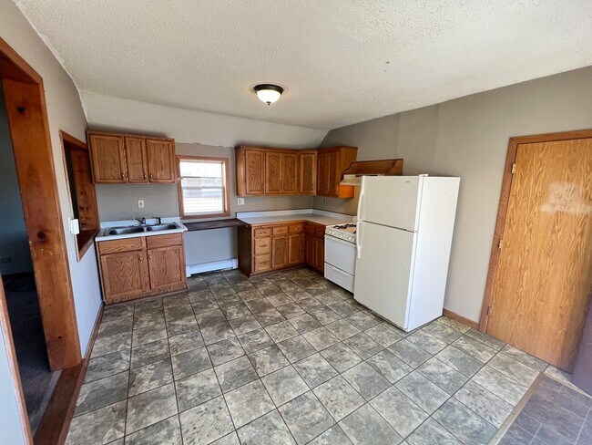 Foto del edificio - Upper Level 2 Bedroom Apartment - AVAILABLE JUNE