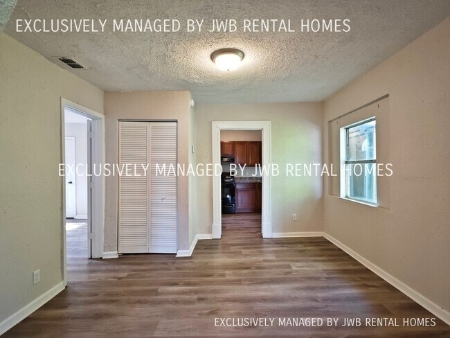 Foto del edificio - 1586 W 17th St