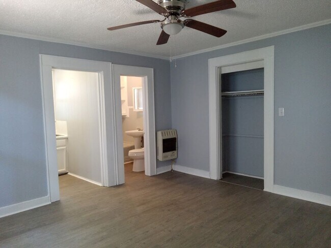 Building Photo - 1919 Highland Unit B- Cute Studio Apartmen...