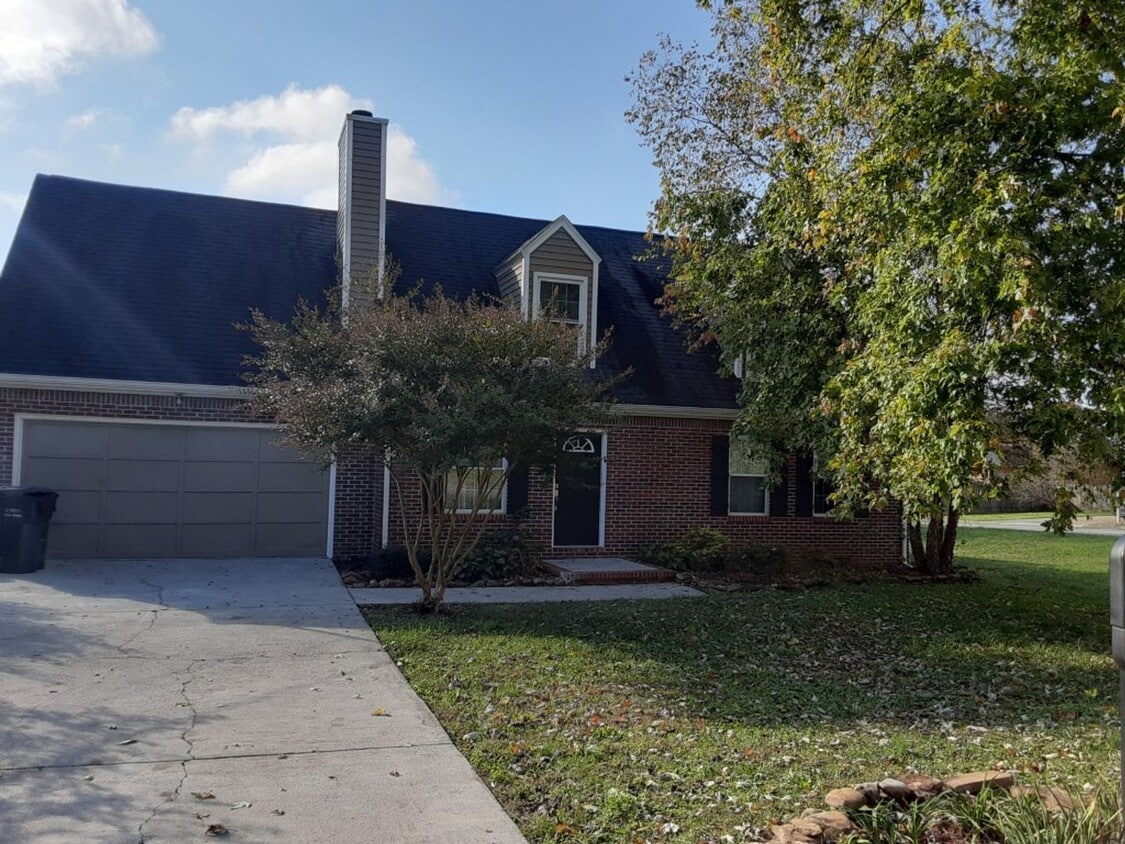 Great Home on corner lot in prime location in Knoxville - Great Home on corner lot in prime location in Knoxville