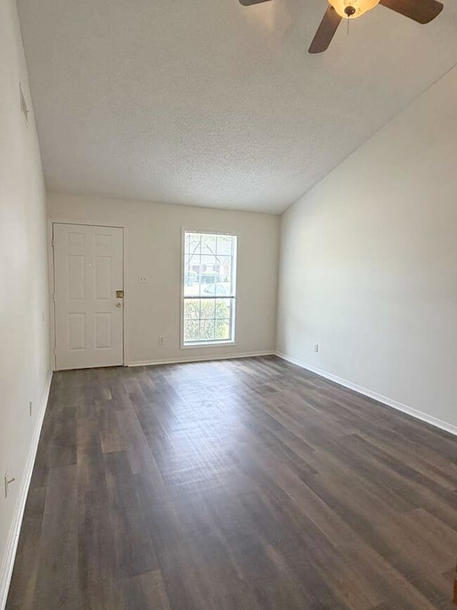 Foto del edificio - 3039 Greenlodge Ln