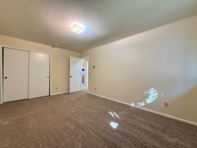 Foto del edificio - Vintage Upstairs 2 Bedroom With Patio In Hollywood District ~ Near It All! Off Street Parking~ Pe...