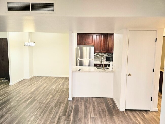 Building Photo - Royal Queen Emma 2 Bedroom 2 Bathroom 2 Pa...