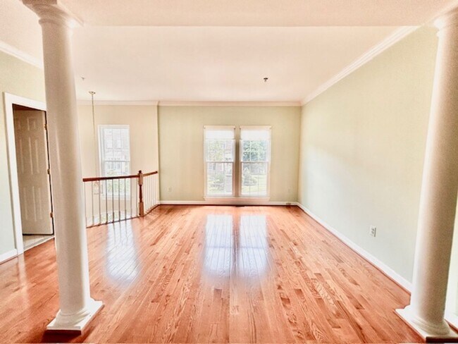 Building Photo - Luxury Awaits!