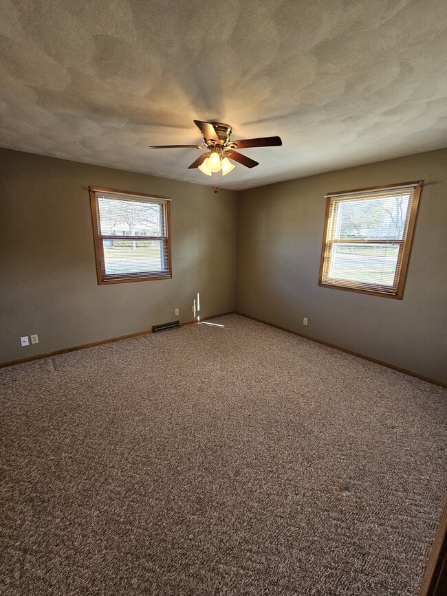 Building Photo - 4210 Park View Dr