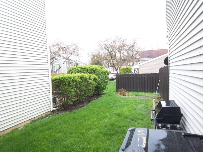 Building Photo - 2071 Danbury Pl