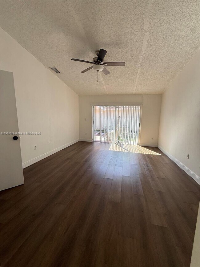 Foto del edificio - 18800 NW 84th Ave