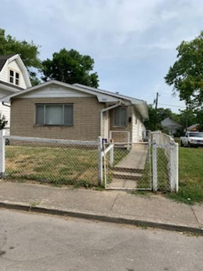 ($200 off the 2nd Month ) Three Bedroom Home Located Near Burdsal Pkwy and Riverside Dr - ($200 off the 2nd Month ) Three Bedroom Home Located Near Burdsal Pkwy and Riverside Dr