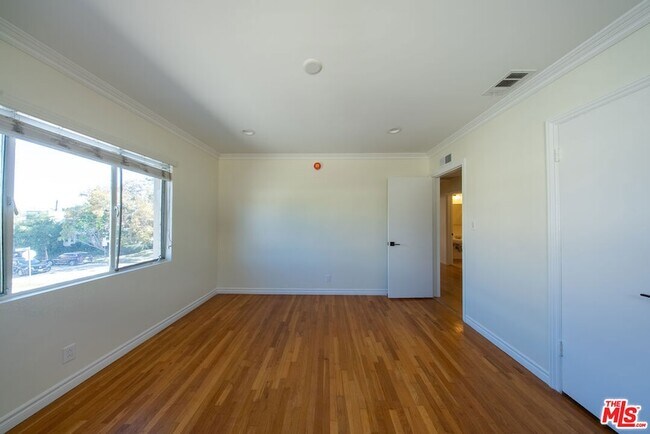 Foto del edificio - 9205 Alcott St