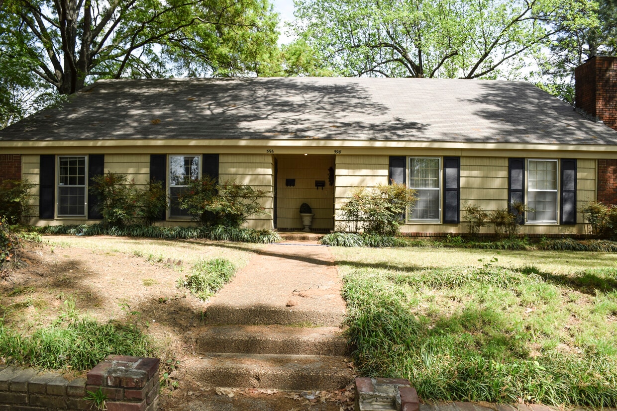 Primary Photo - 598 Country Club Ln