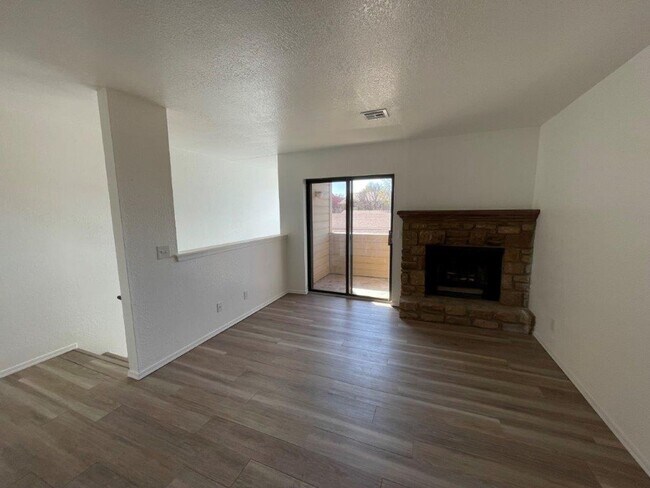 Foto del edificio - One bed upstairs condo with all appliances...