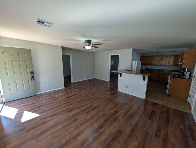 Building Photo - 2 bedroom 1 bathroom house in Downtown Edm...