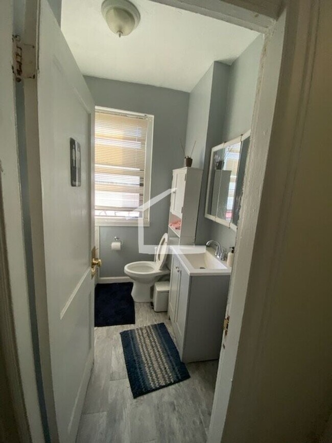 Building Photo - Charming 4 Bedroom