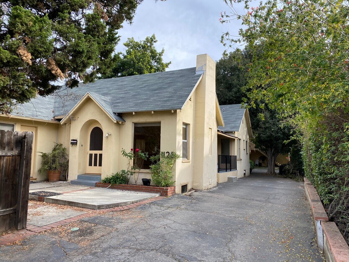 Primary Photo - 1125 Huntington Dr