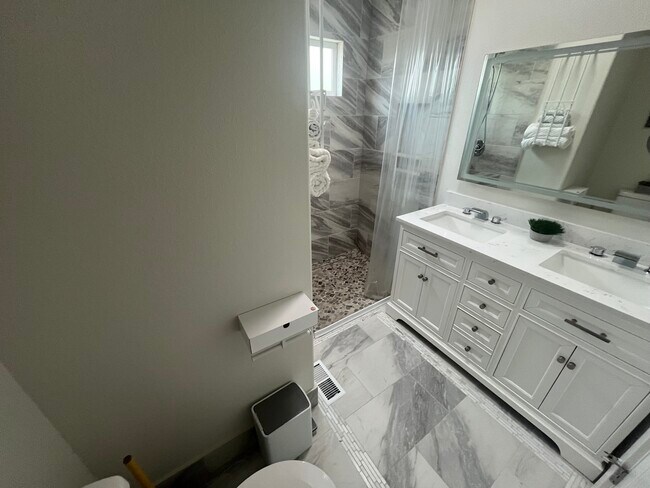 Full bathroom. Double sink - 4179 Littleworth Way