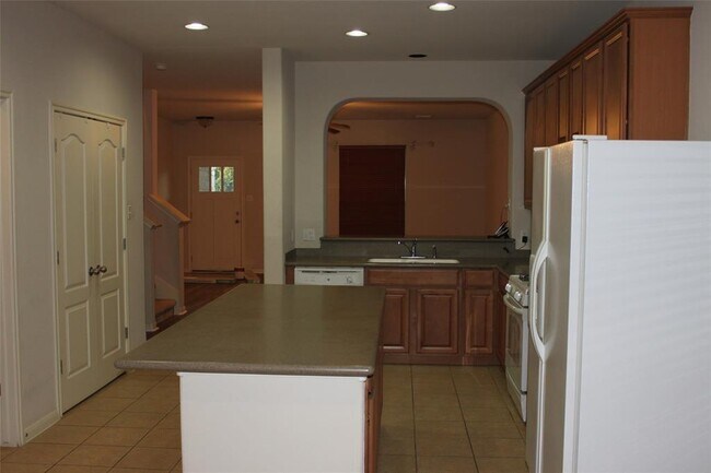 Building Photo - 2117 Amur Dr