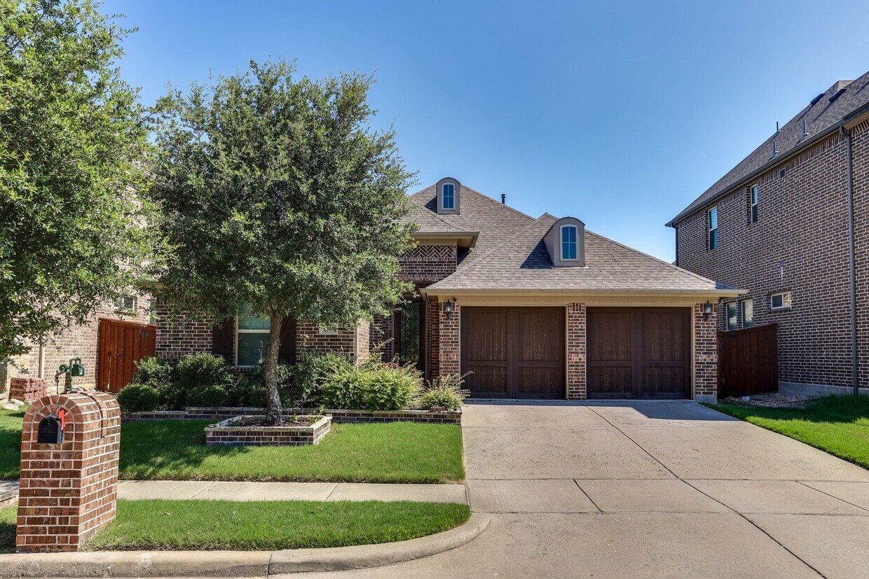 Foto principal - Discover this 3-bed, 2.5-bath home in the ...