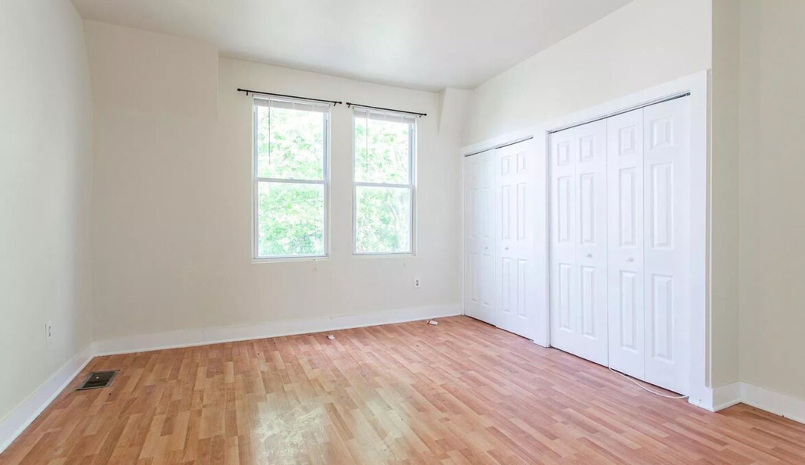 Primary Photo - 2336 N Park Ave