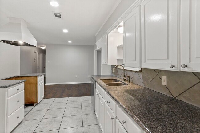 Foto del edificio - 9644 Meadowdale Dr