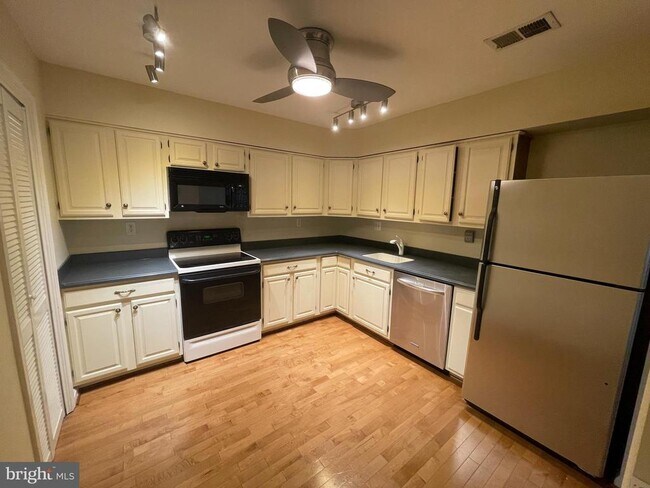 Building Photo - 2508 Fairfax Dr