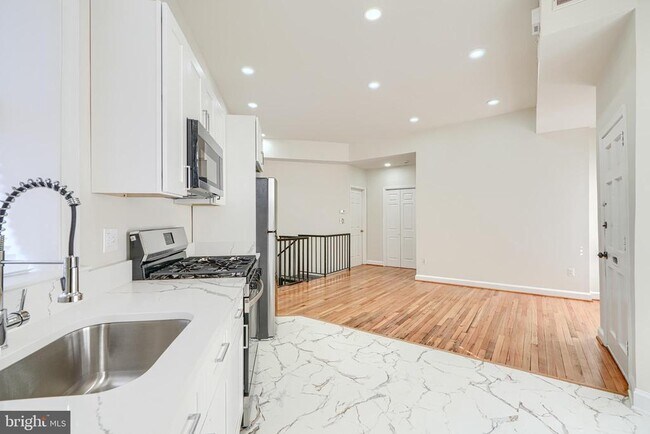 Foto del edificio - 698 Washington Blvd