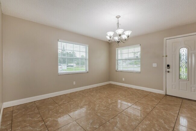 Foto del edificio - 6624 N Cameron Ave