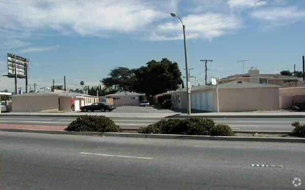 Building Photo - 12618 Lakewood Blvd