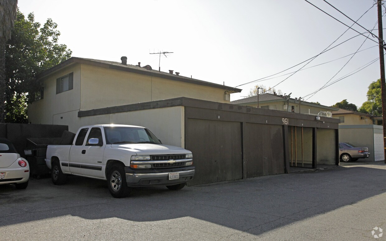 Building Photo - 961 Springfield St