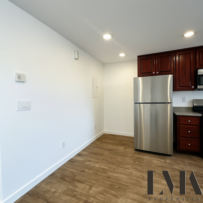 Building Photo - 335 W 79th St