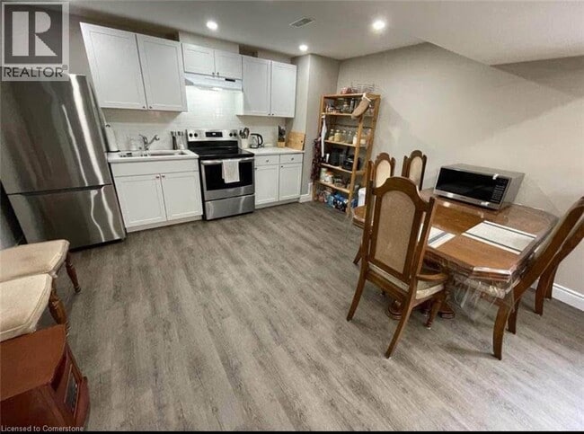 Building Photo - 249 Pineglen Cres