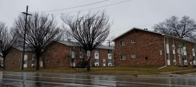 Building Photo - Oakwood Apartments