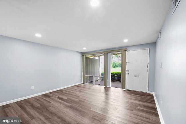 Foto del edificio - 7153 Donnell Pl