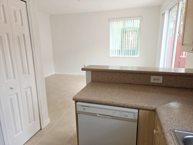 Foto del edificio - 3 Bedroom / 3 Bathroom Townhouse in Keys Cove Gated Community